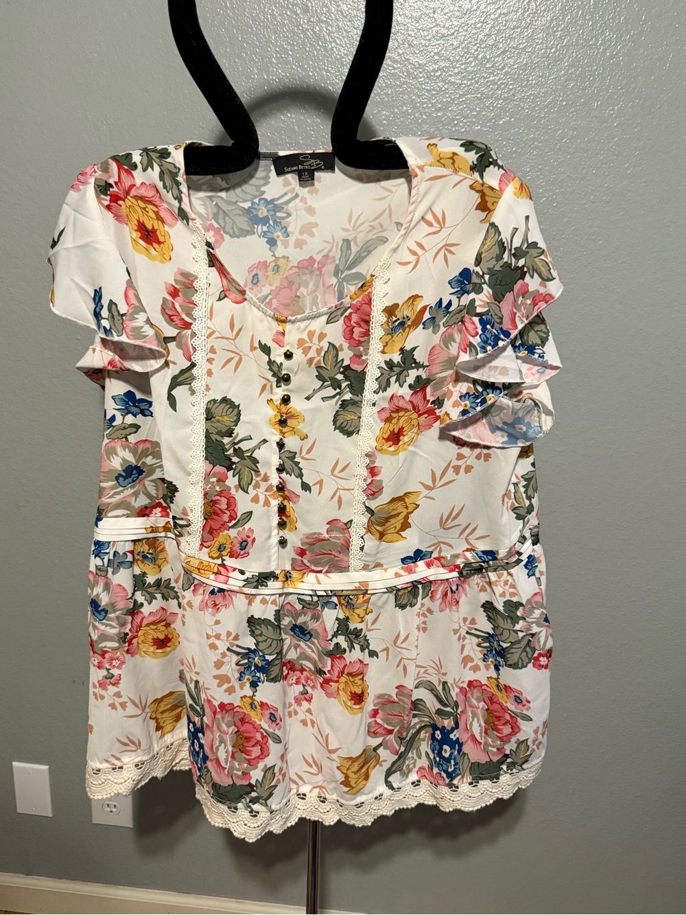Suzanne Betro White Floral Lace-Trim Peplum Top